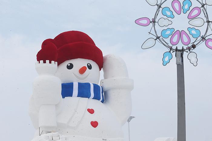 哈尔滨今冬首个“大雪人”主体完工